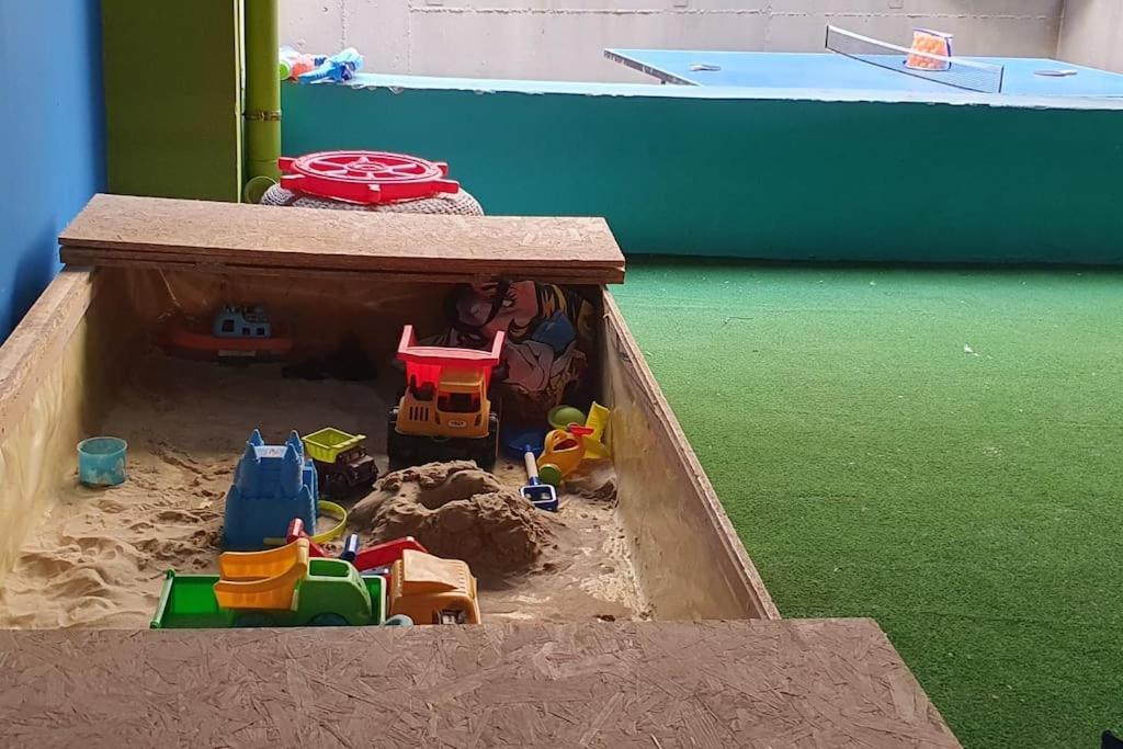 Central, Parking, Play Area, 1Km To The Sea 이라클리온 외부 사진